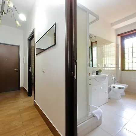 Vatican Flat Cozy With Private Court *
