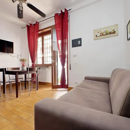 Vatican Flat Cozy With Private Court *