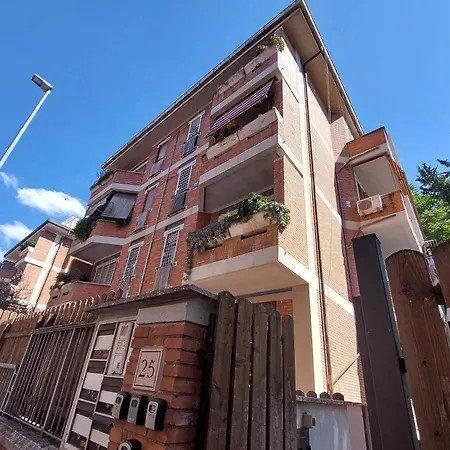 Vatican Flat Cozy With Private Court Рим